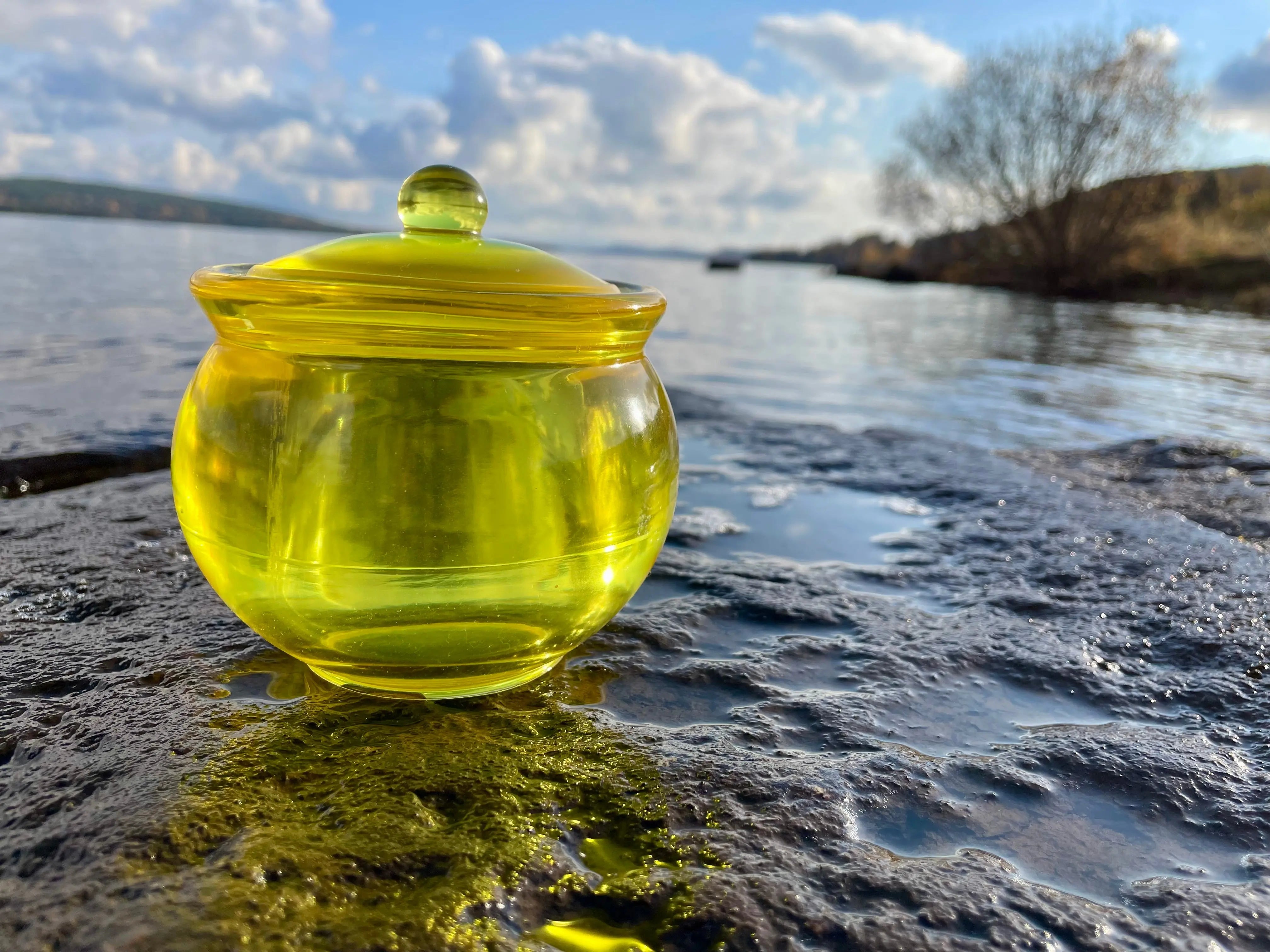 Utsøkt håndlaget dekorativ epoxy krukke med lokk