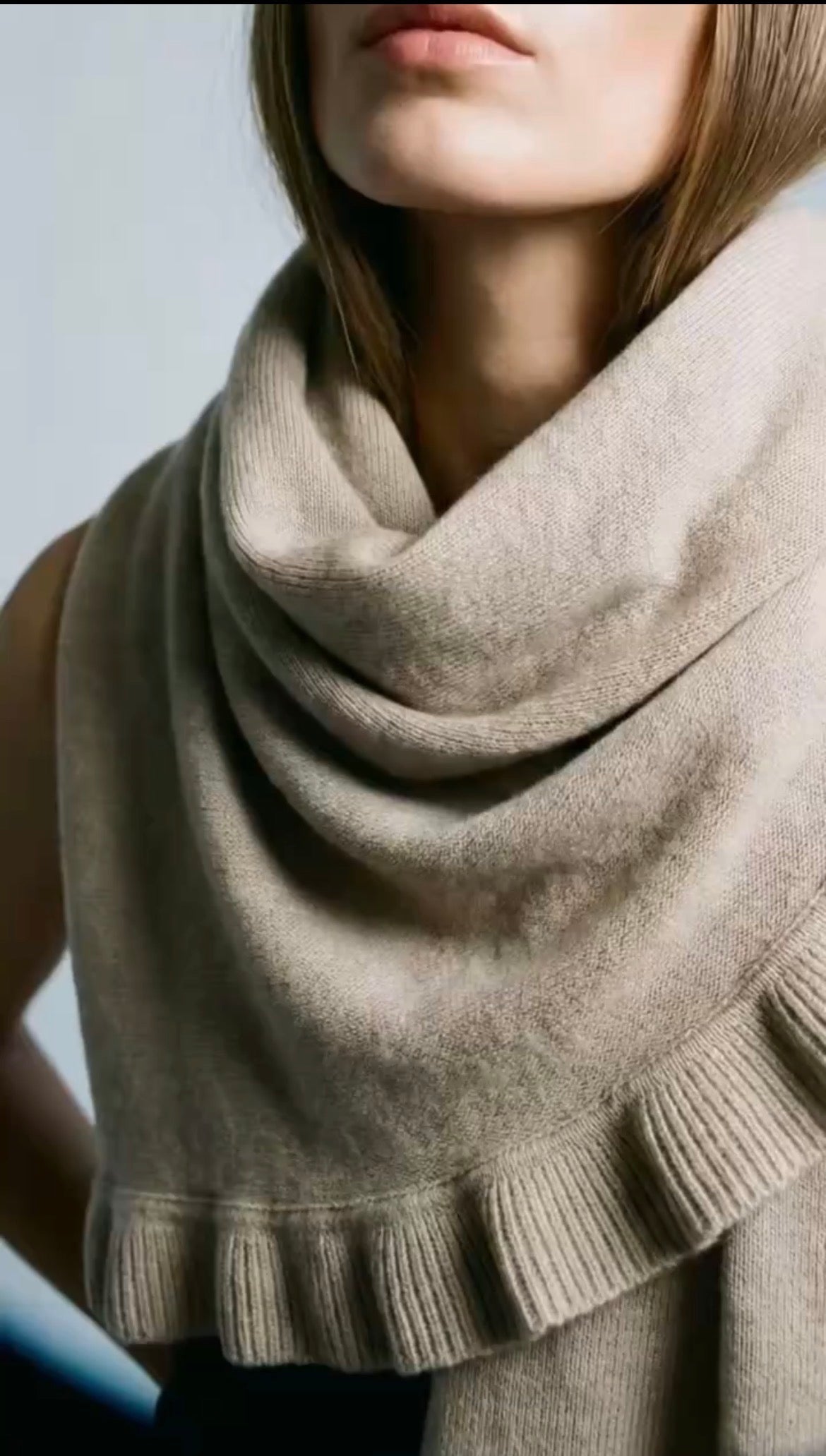 Cashmere scarf/shawl with ruffled edge black