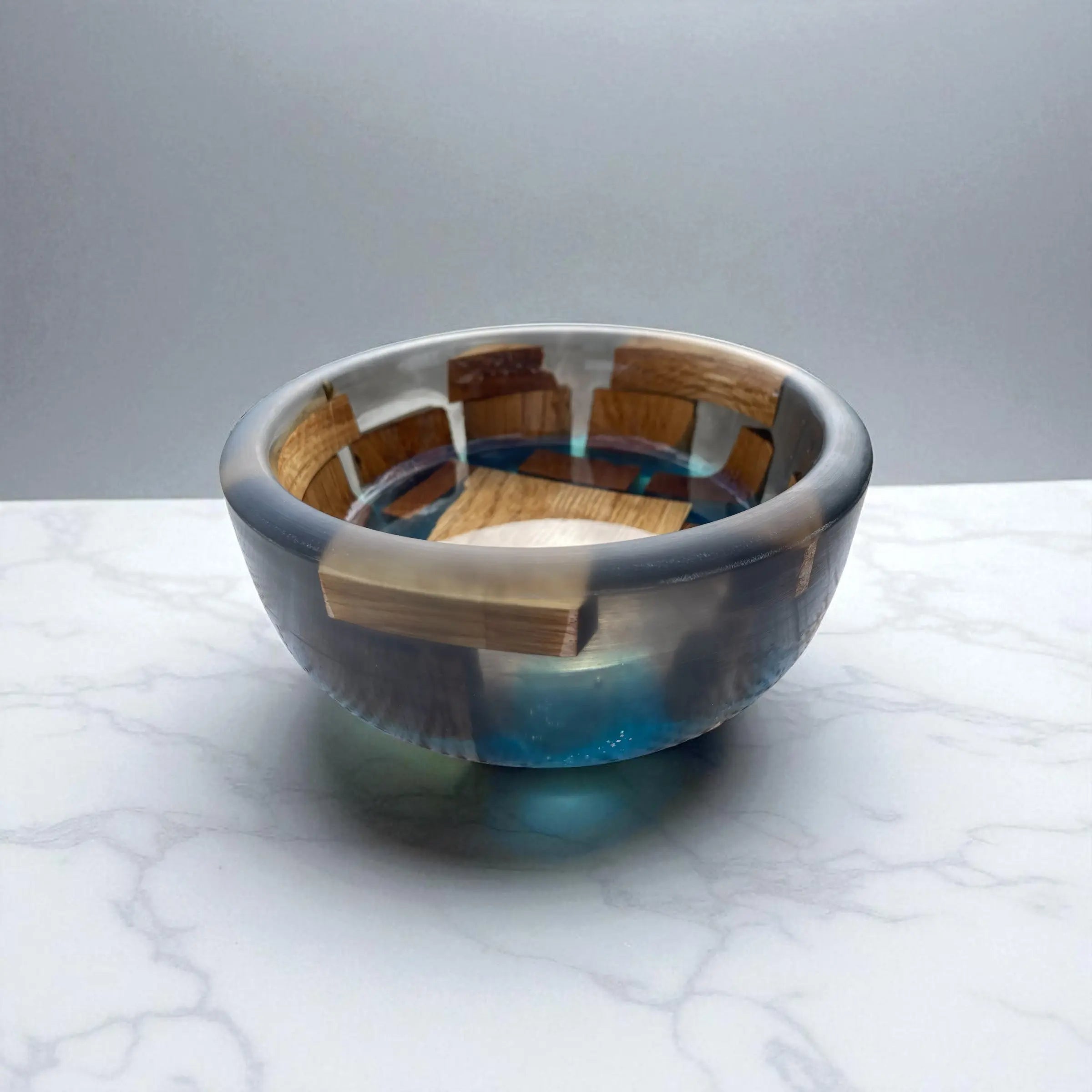 Unik håndlaget bolle i eik og epoxy – Et stykke natur med moderne sjel