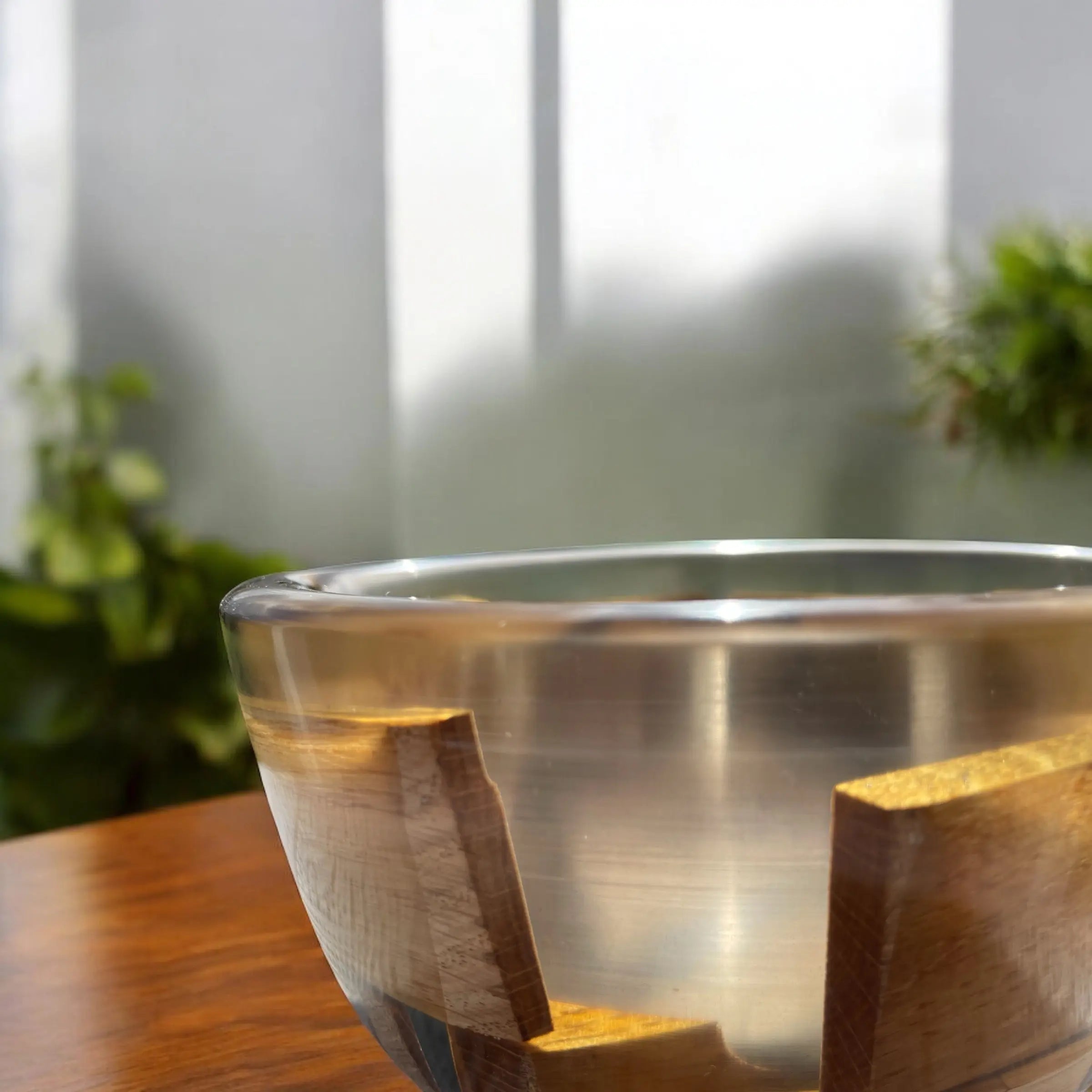 Håndlaget bolle i gjennomsiktig sort epoxy og eik – 18 cm