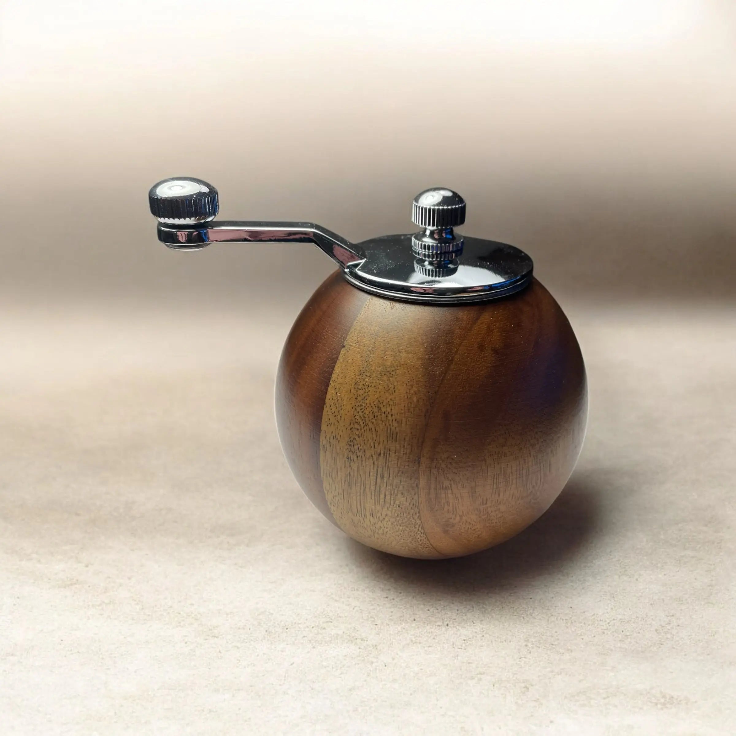 Rund pepperkvern i tre – Elegant krydderkvern med naturlig finish