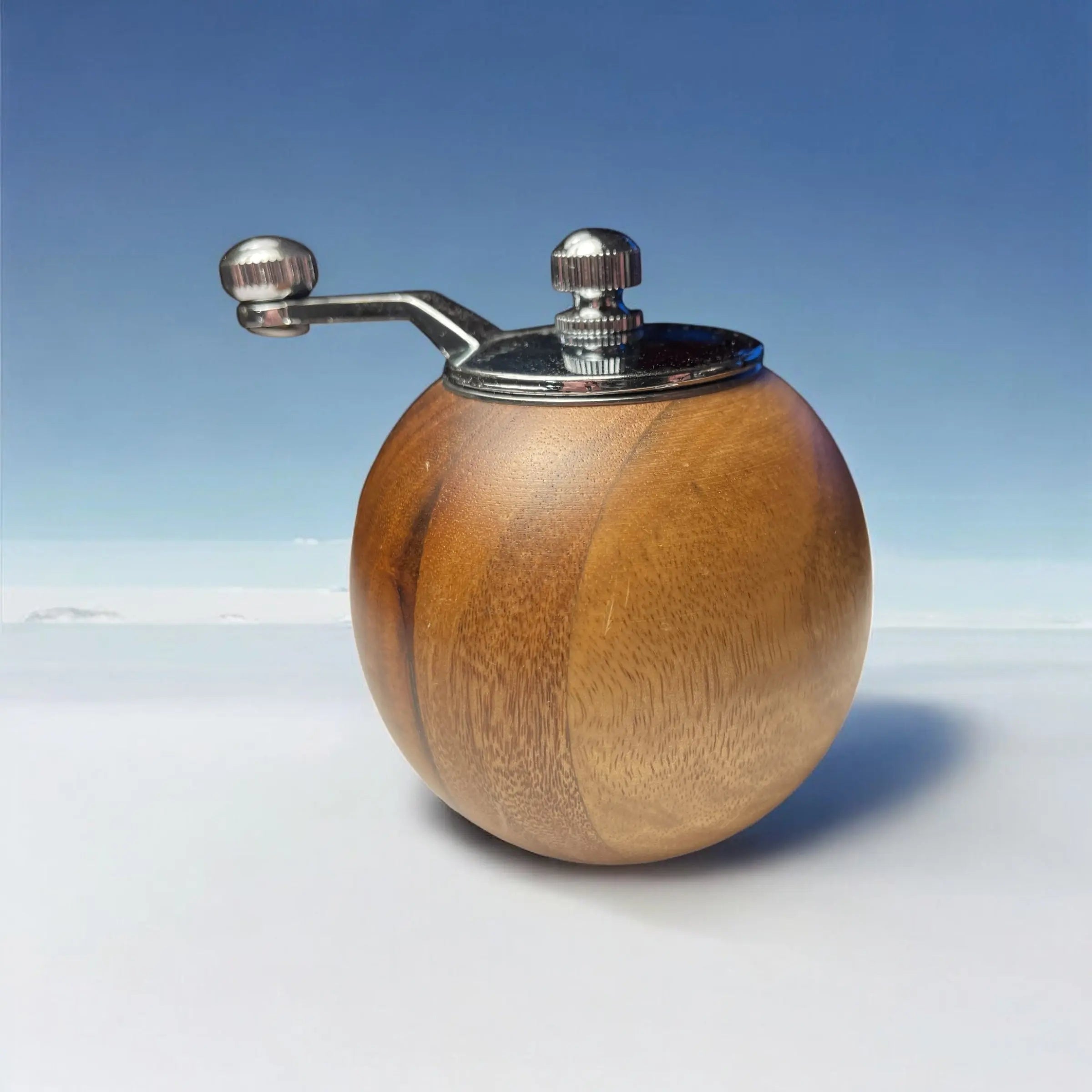 Rund pepperkvern i tre – Elegant krydderkvern med naturlig finish