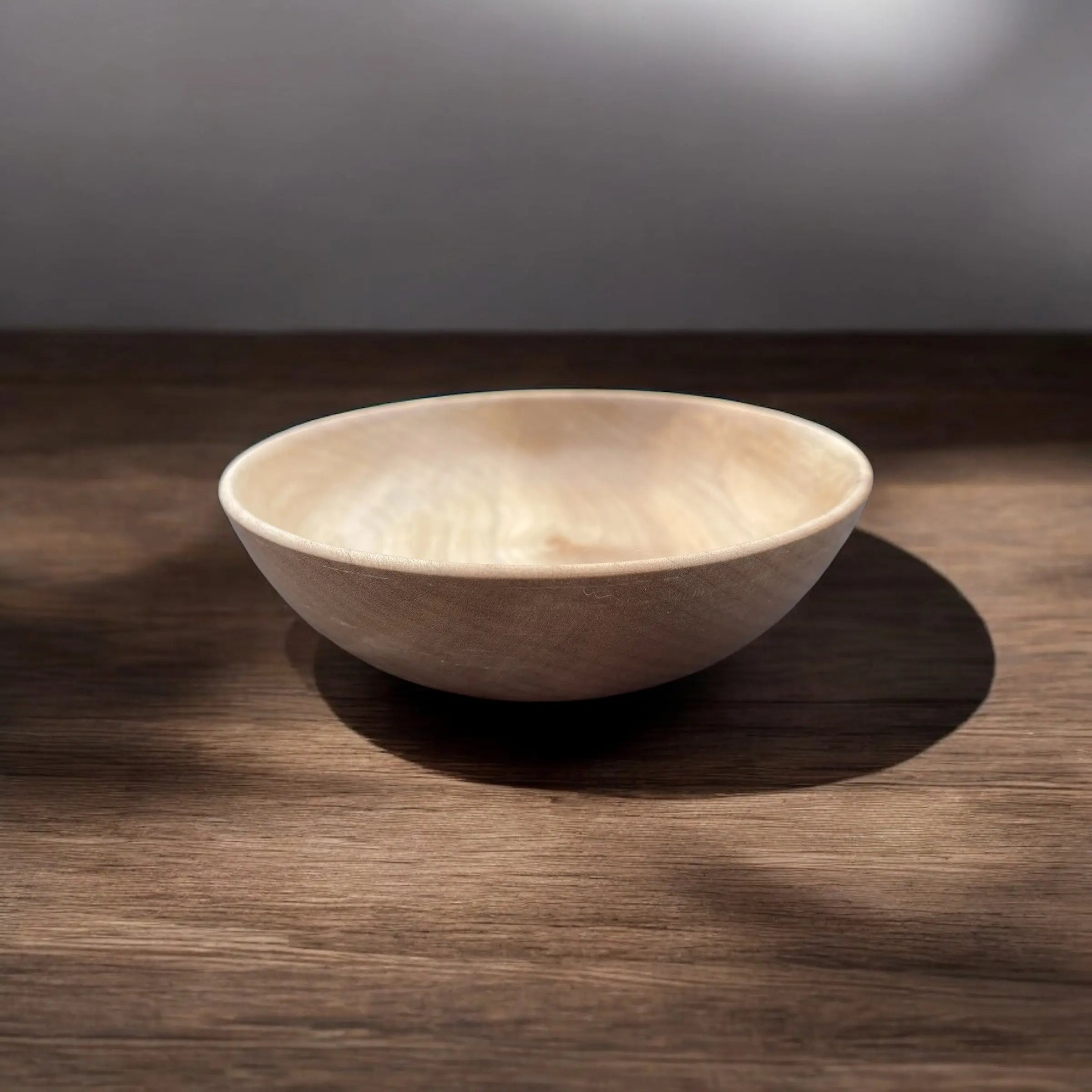 En unik, hånddreid treskål laget i heltre