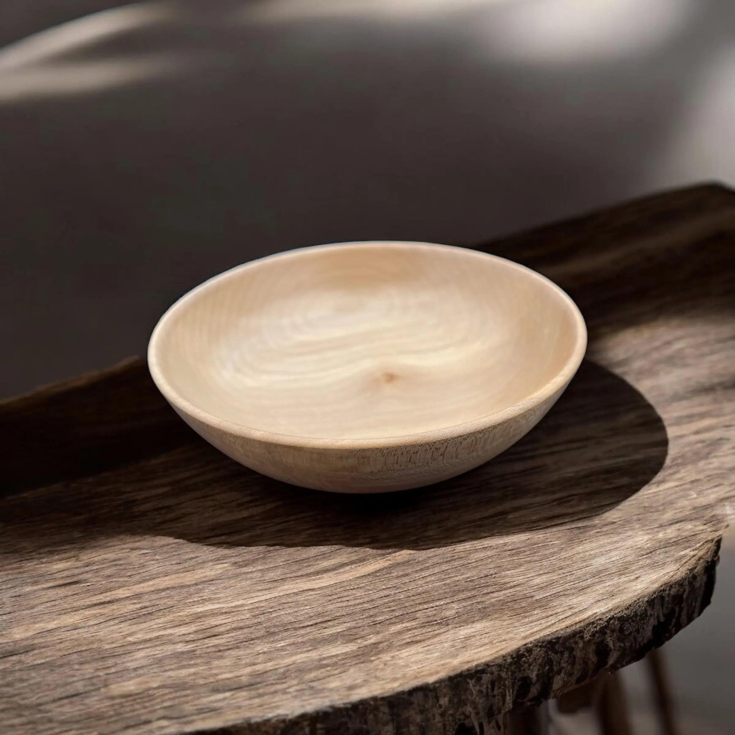 En unik, hånddreid treskål laget i heltre