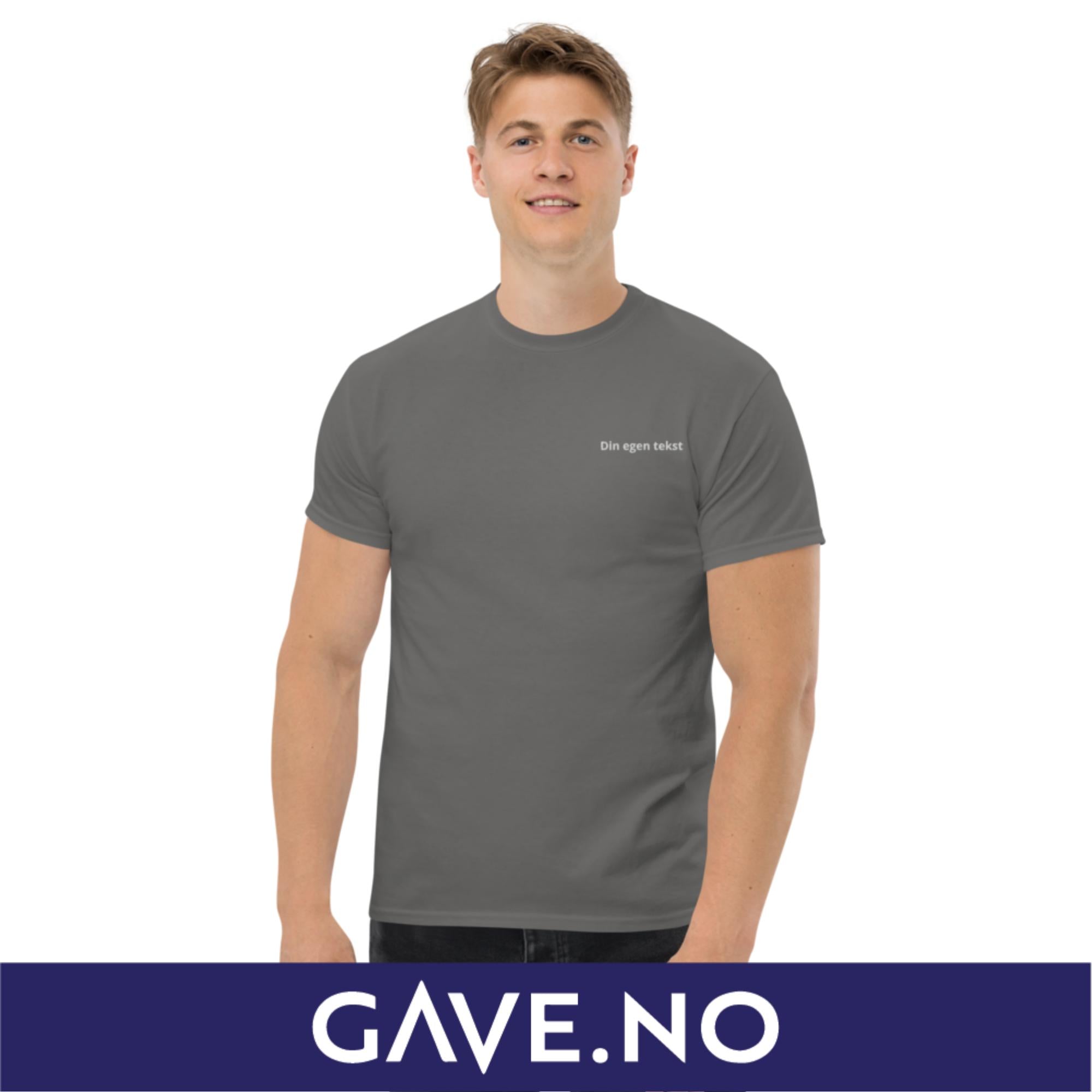 Klassisk t-skjorte for menn med din egen tekst (brodert venstre)