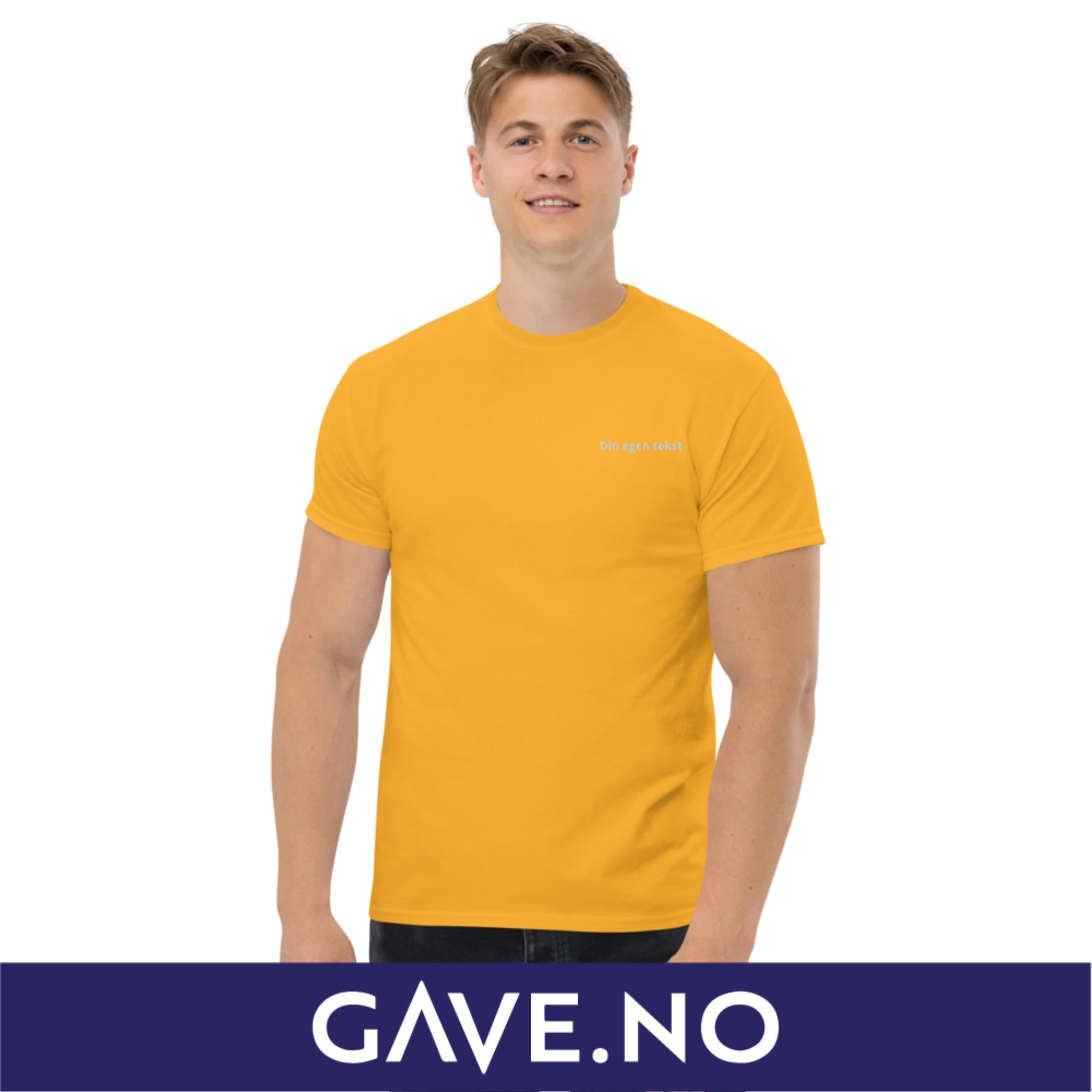 Klassisk t-skjorte for menn med din egen tekst (brodert venstre)