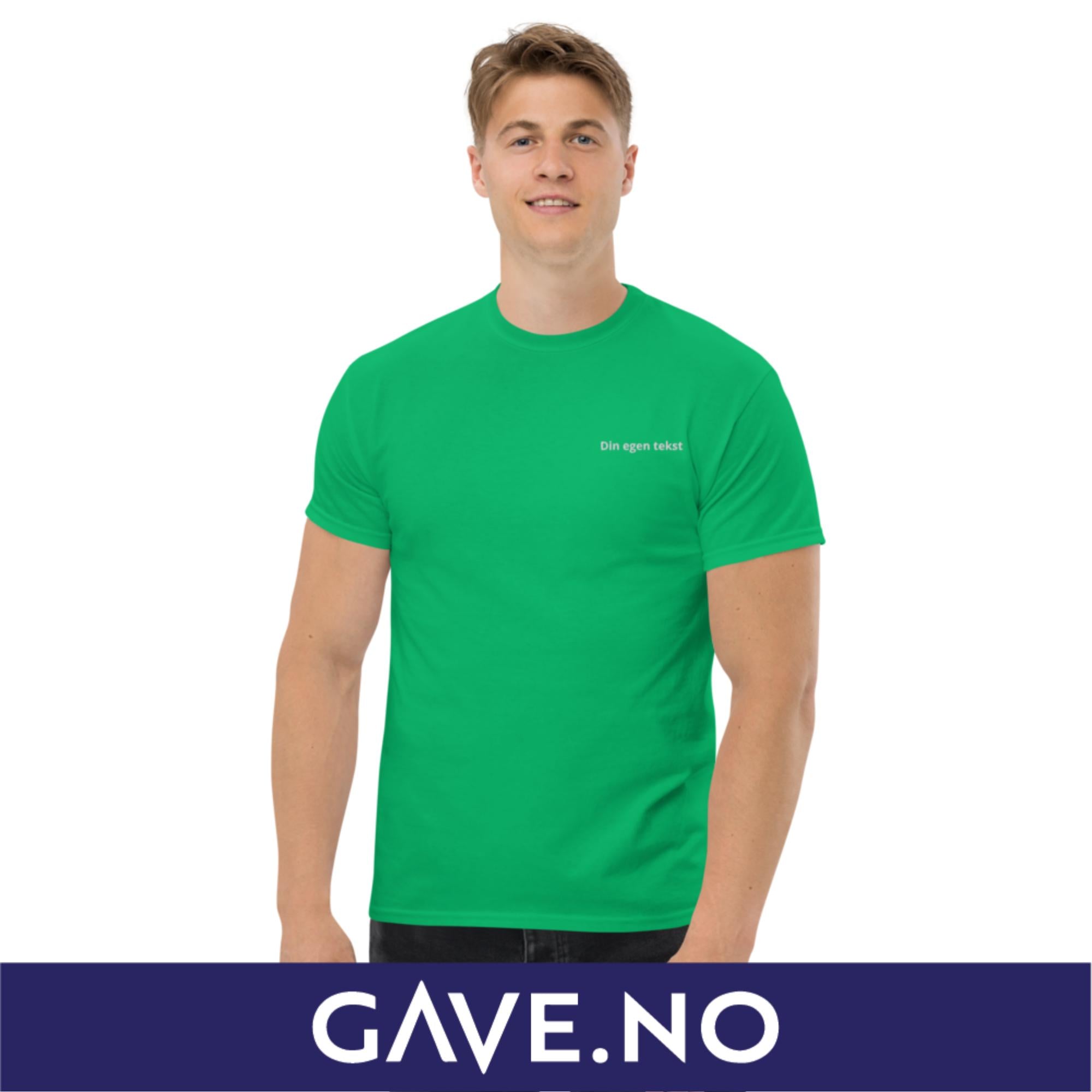 Klassisk t-skjorte for menn med din egen tekst (brodert venstre)