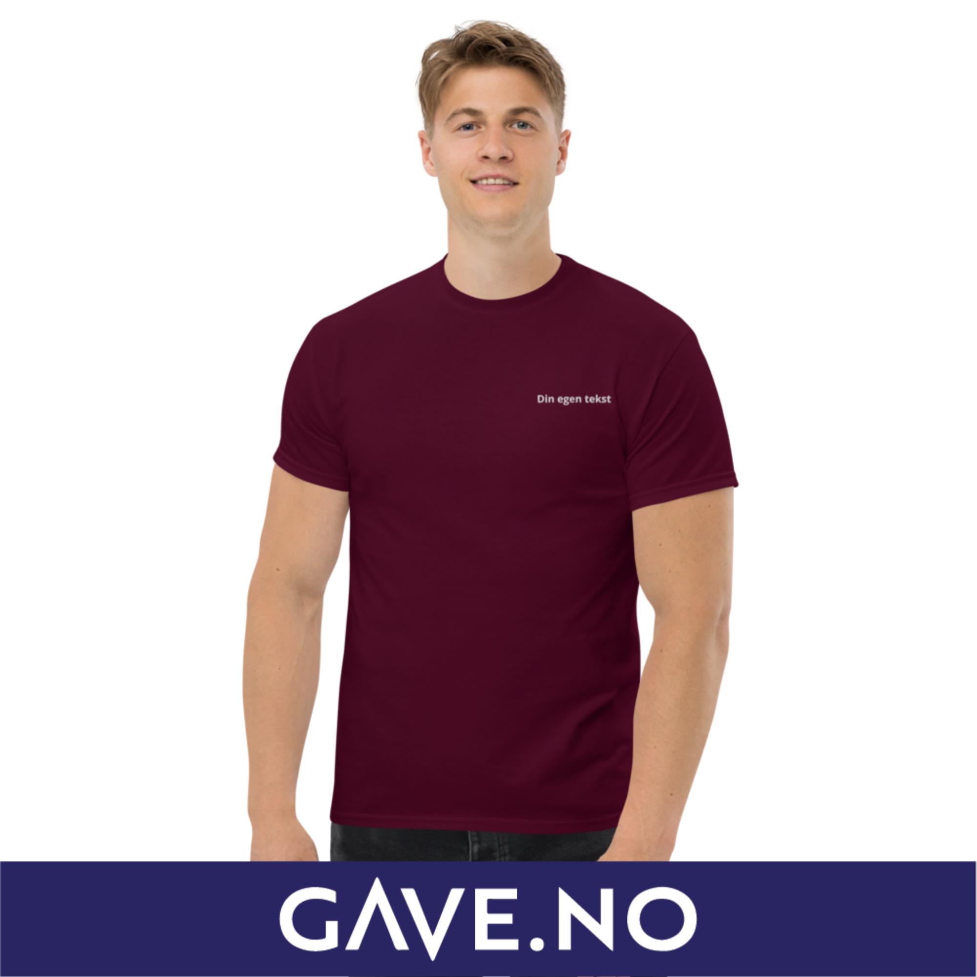 Klassisk t-skjorte for menn med din egen tekst (brodert venstre)