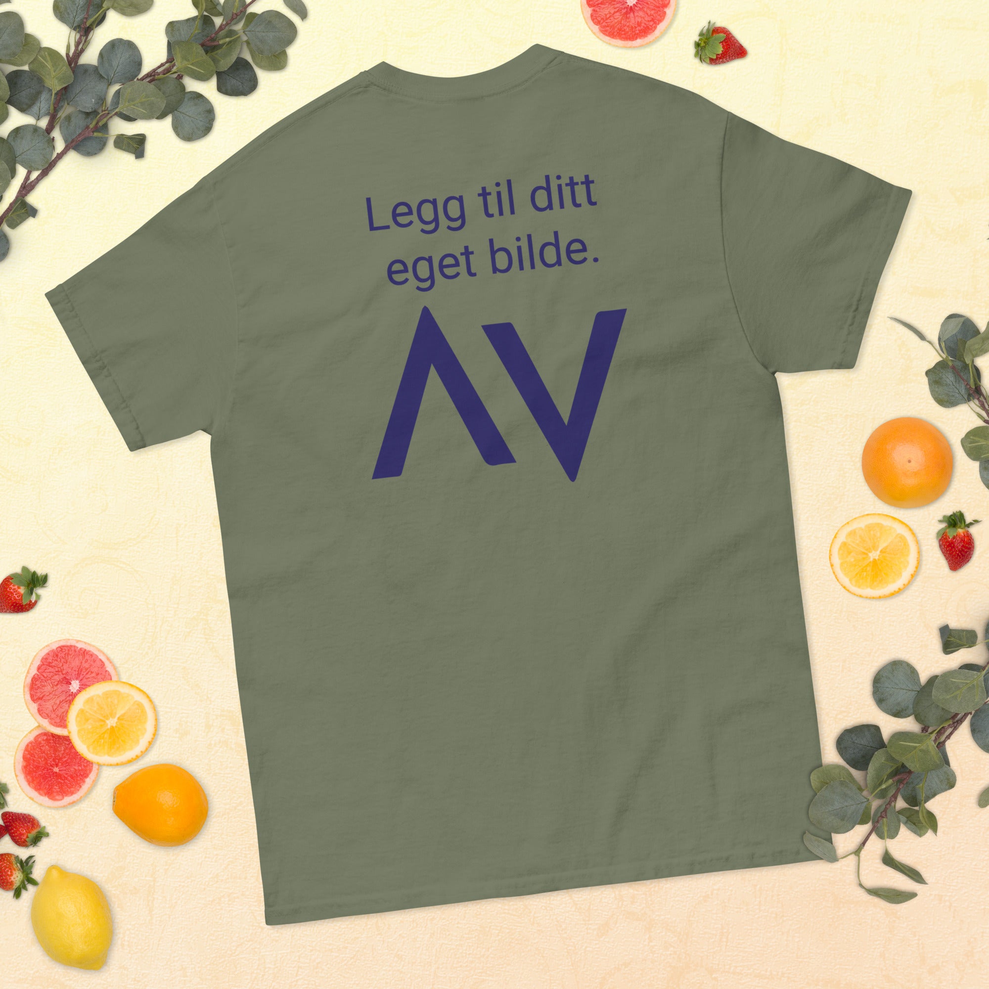 Klassisk t-skjorte for menn med ditt eget bilde (brodert)