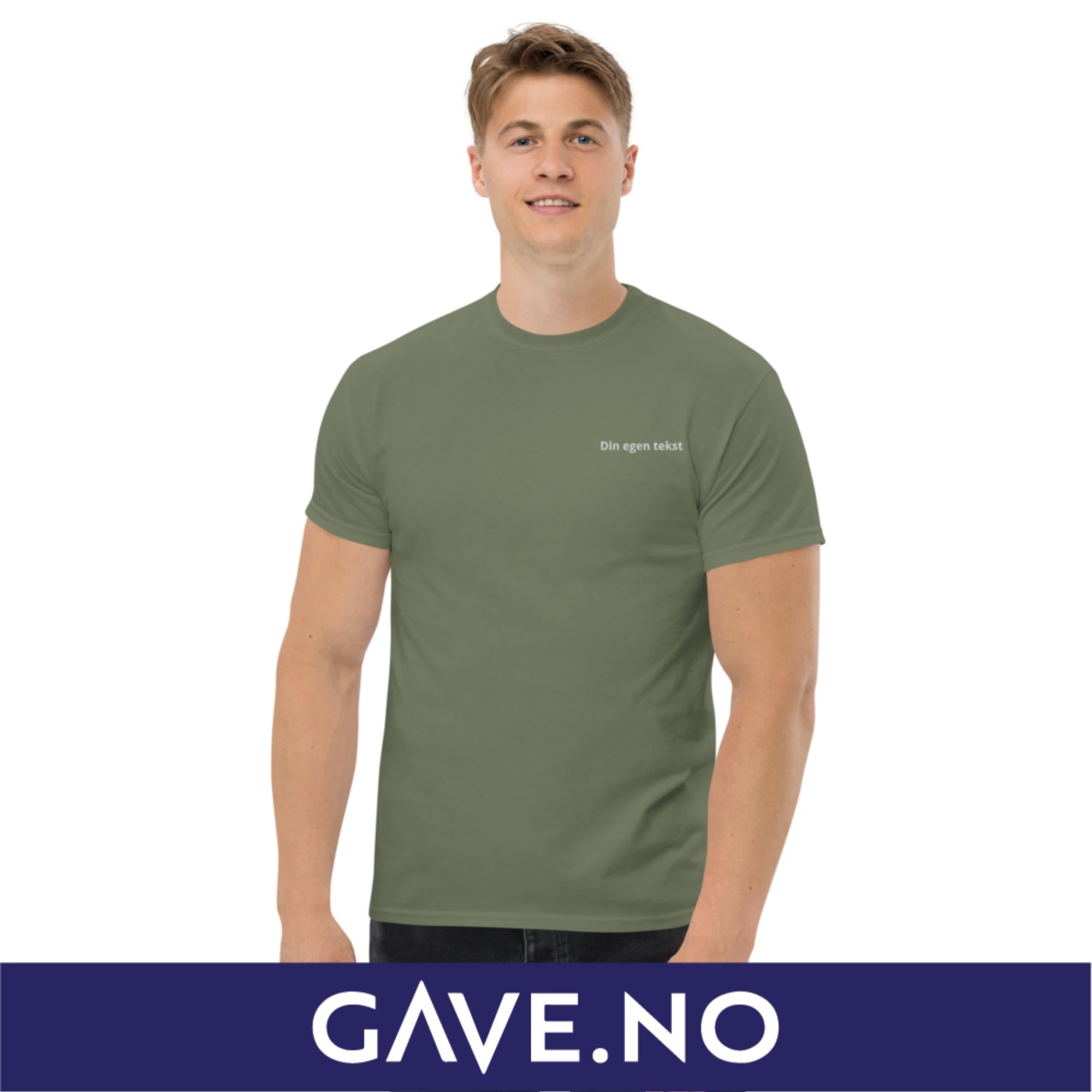 Klassisk t-skjorte for menn med din egen tekst (brodert venstre)