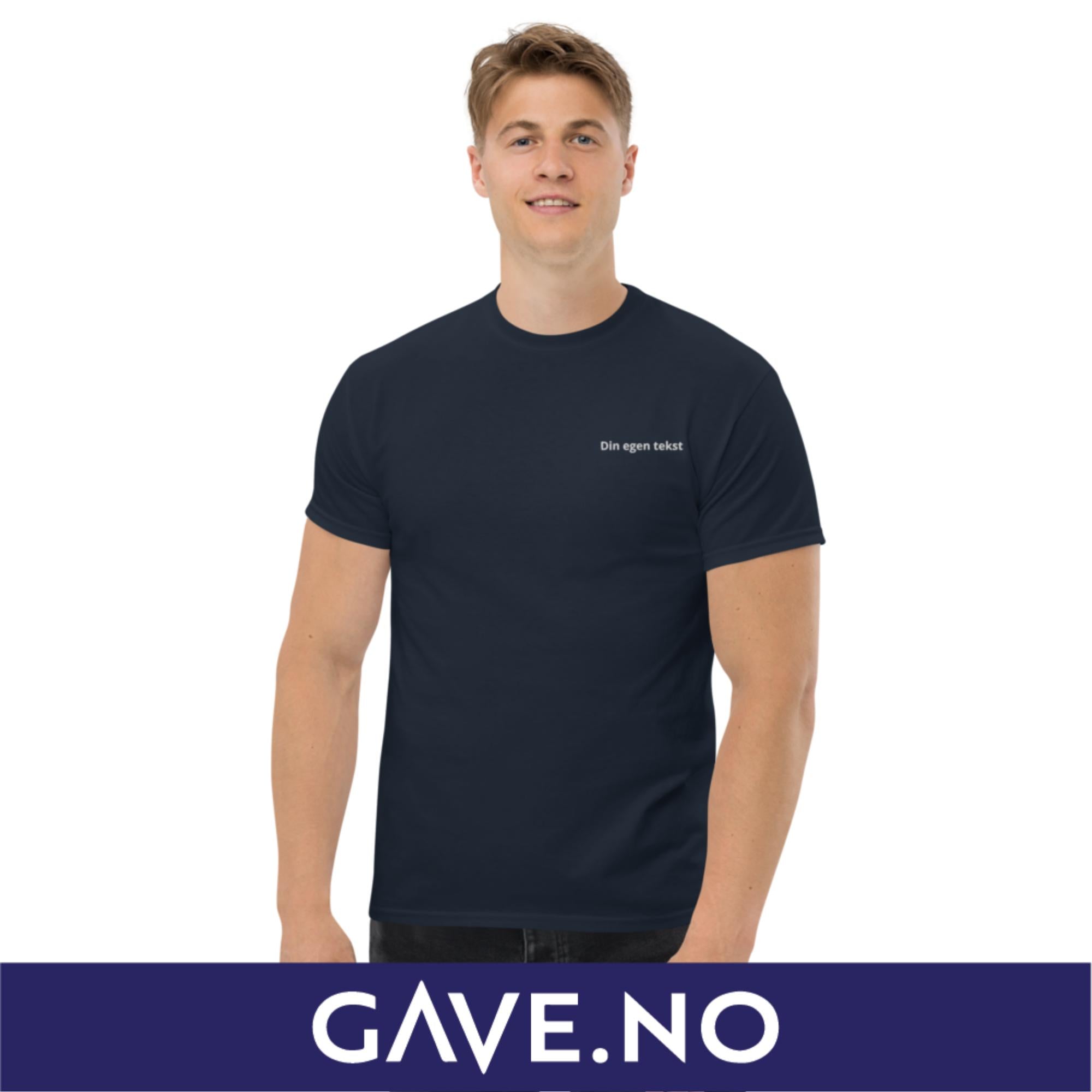 Klassisk t-skjorte for menn med din egen tekst (brodert venstre)