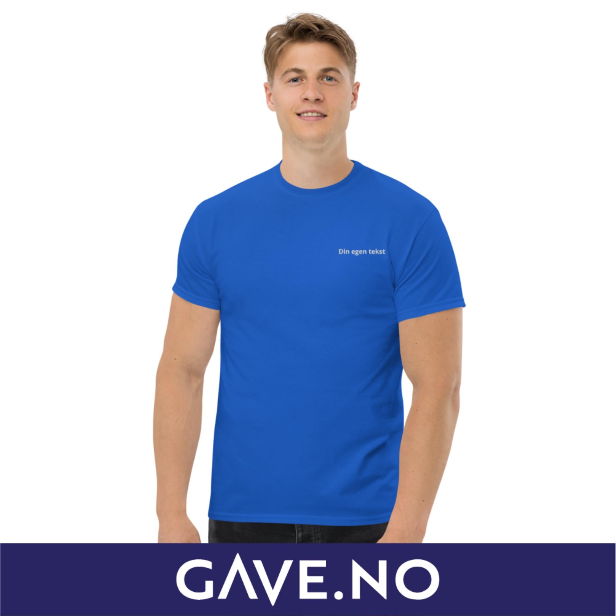 Klassisk t-skjorte for menn med din egen tekst (brodert venstre)