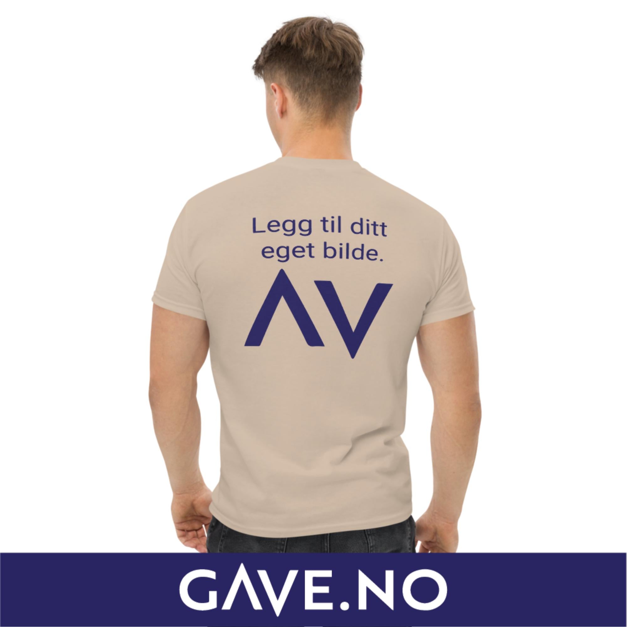 Klassisk t-skjorte for menn med ditt eget bilde (print bak)