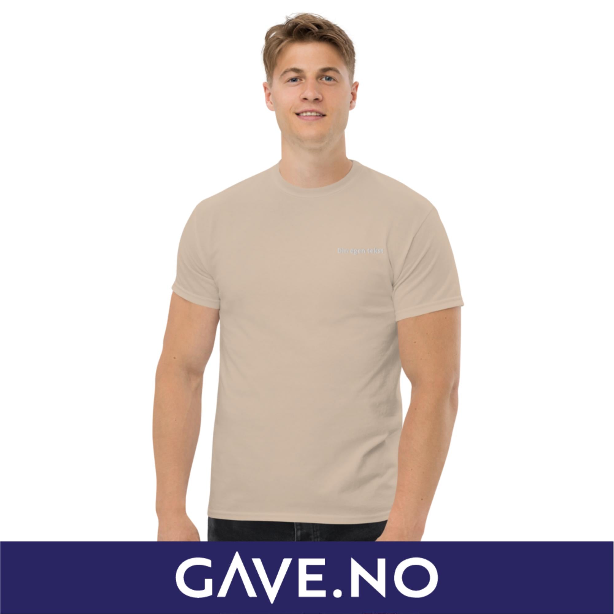Klassisk t-skjorte for menn med din egen tekst (brodert venstre)