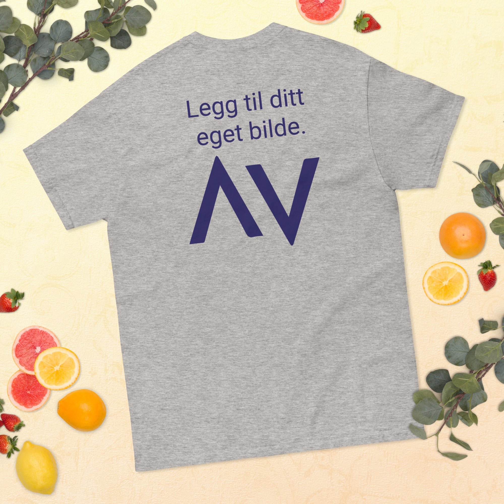 Klassisk t-skjorte for menn med ditt eget bilde (brodert)