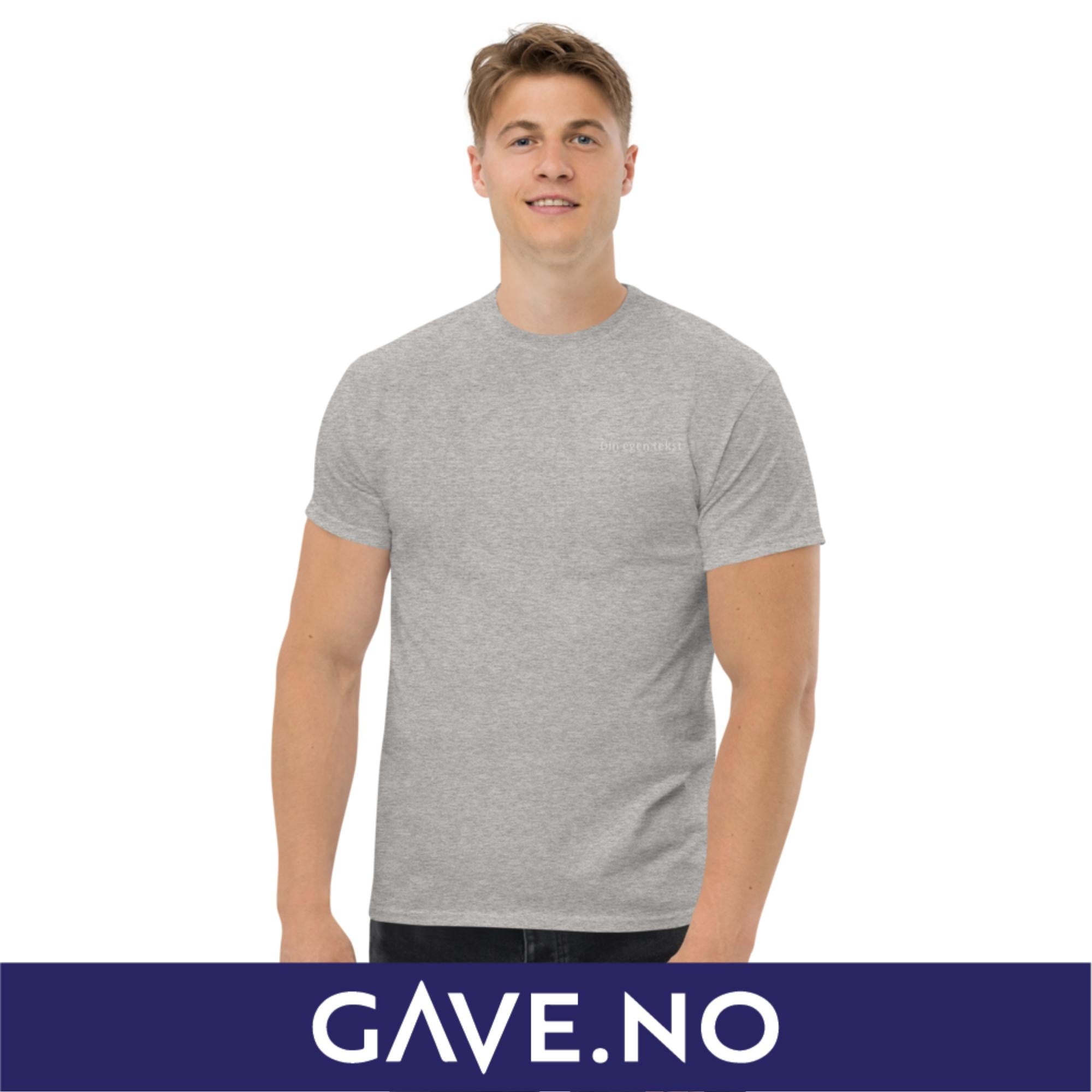 Klassisk t-skjorte for menn med din egen tekst (brodert venstre)