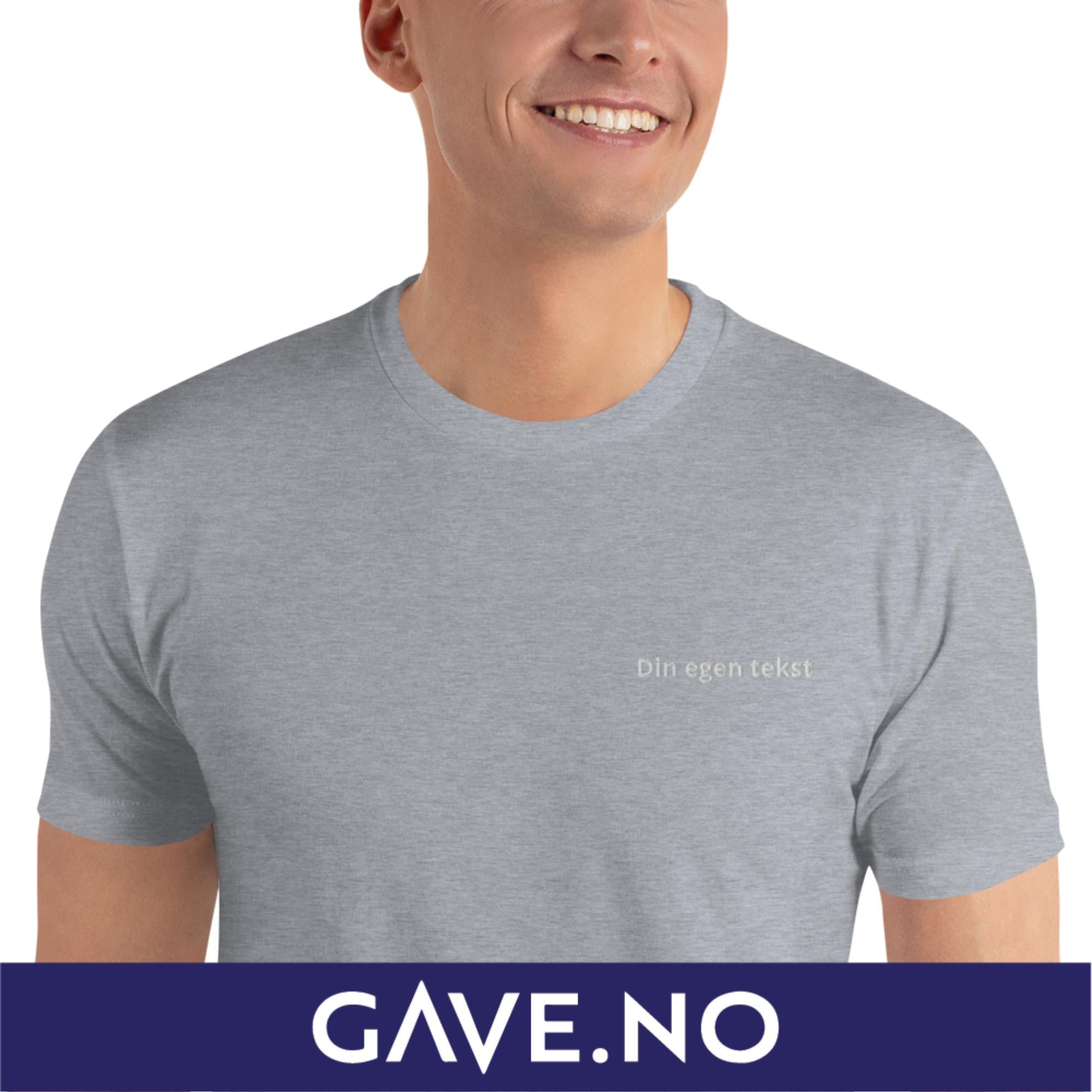Kortermet t-skjorte med din egen tekst brodert på venstre side