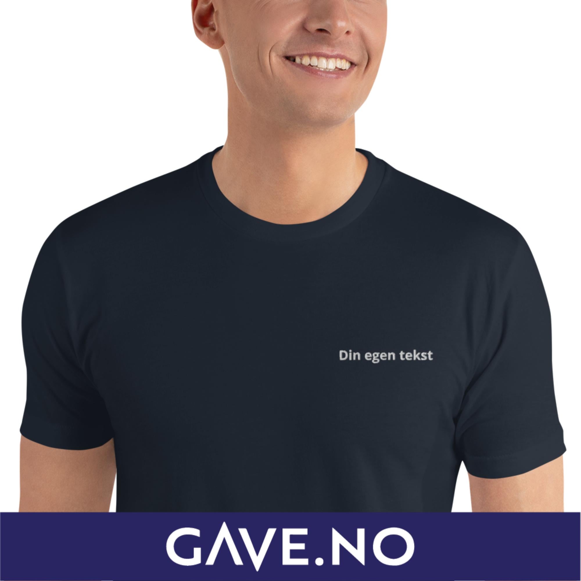 Kortermet t-skjorte med din egen tekst brodert på venstre side
