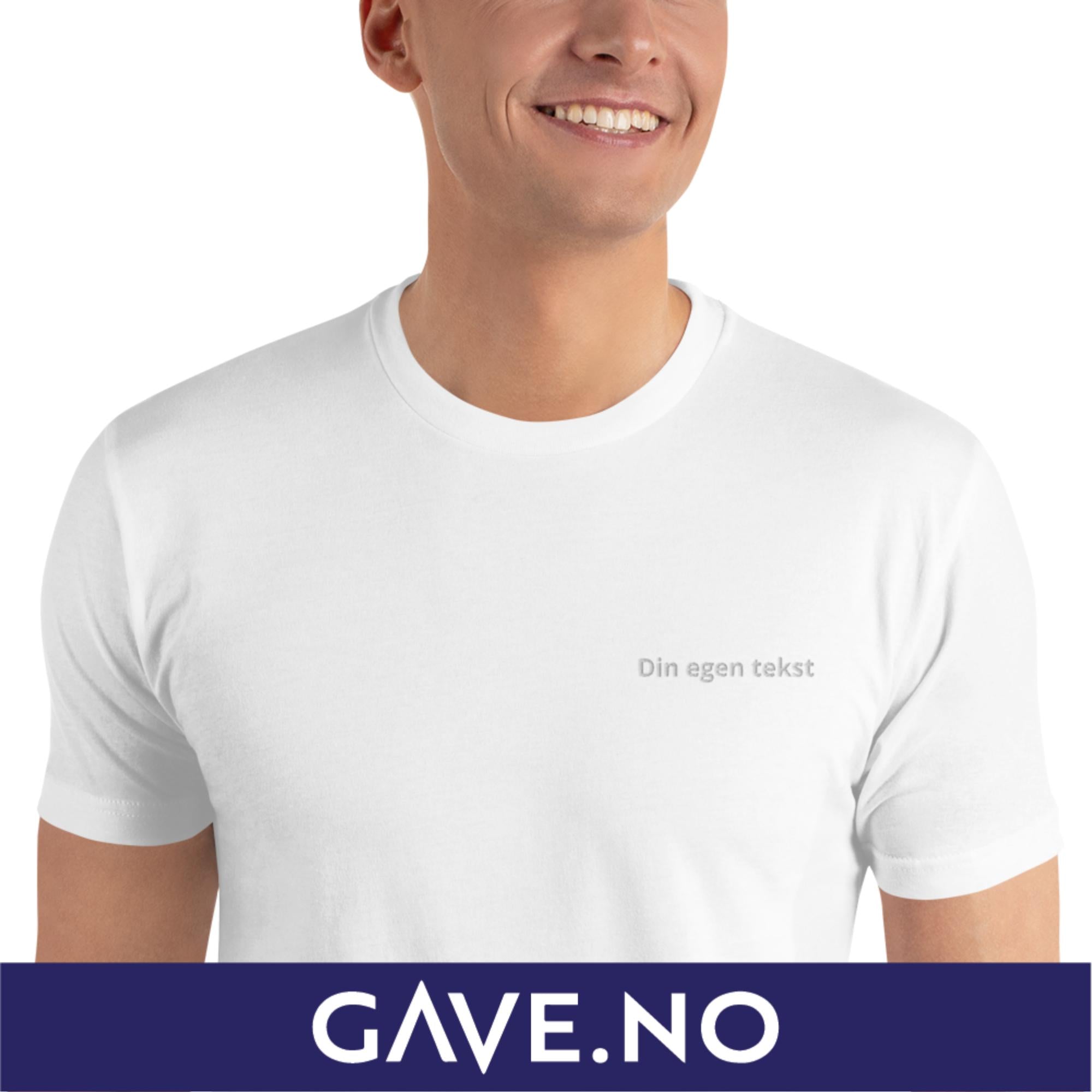 Kortermet t-skjorte med din egen tekst brodert på venstre side
