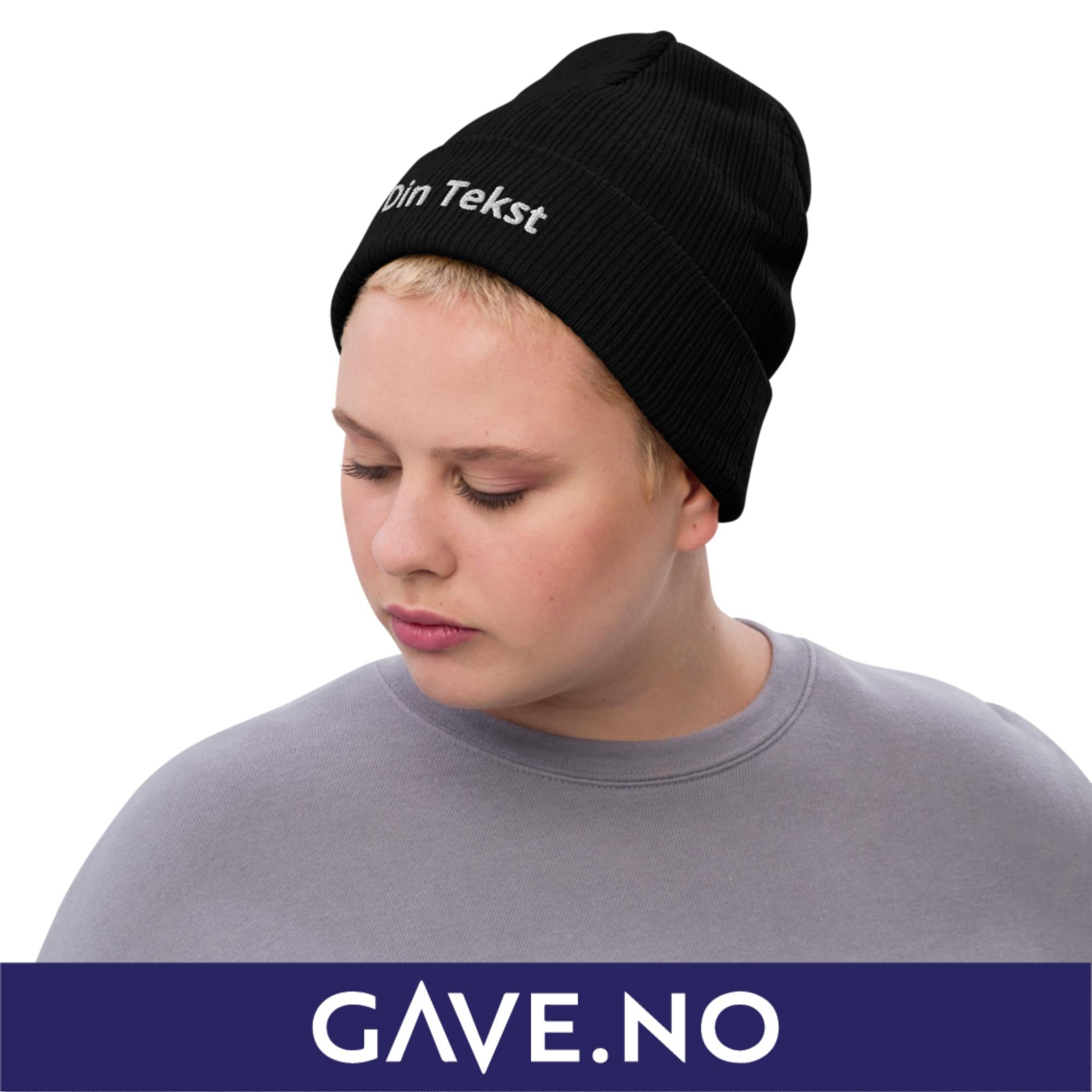 Ribbestrikket lue med din egen tekst