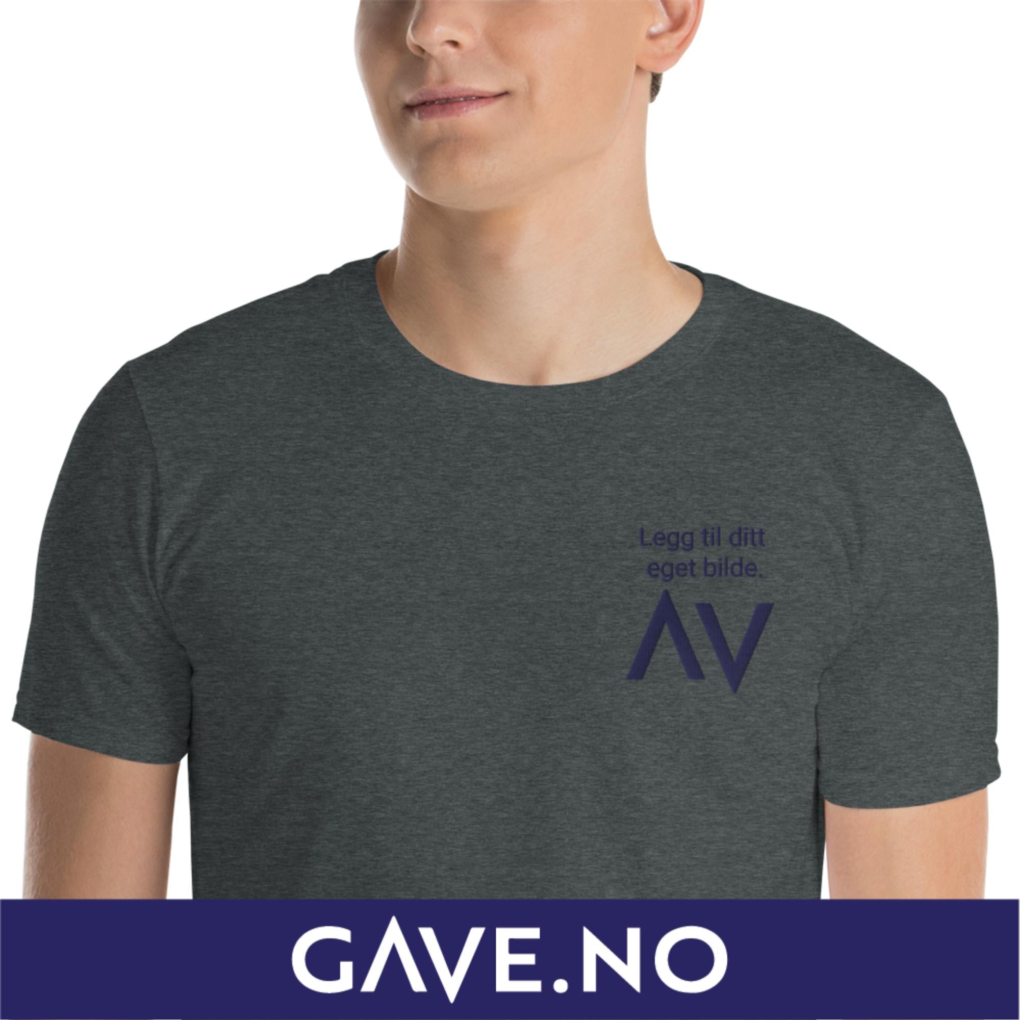 Kortermet unisex T-skjorte med ditt eget bilde (brodert venstre)