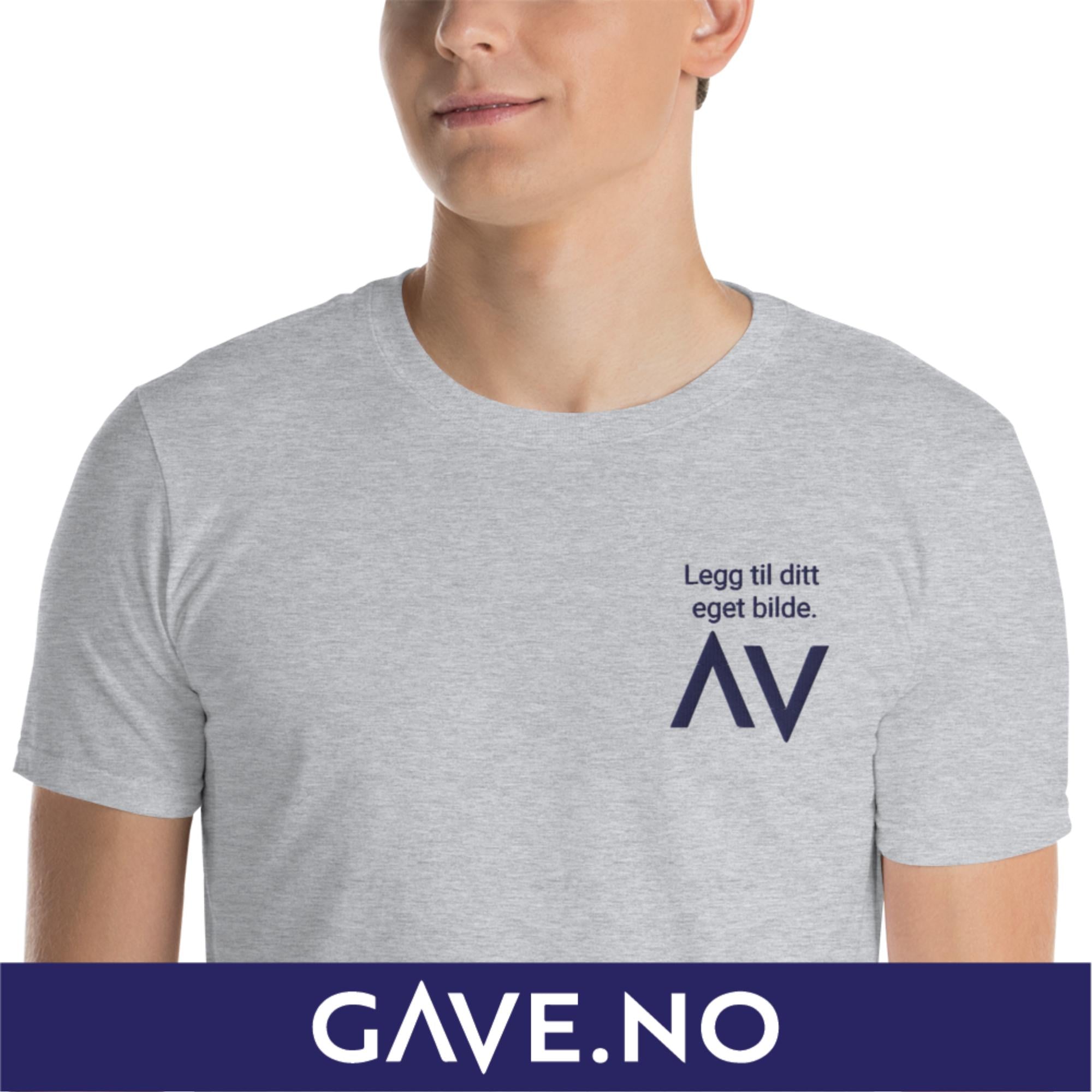 Kortermet unisex T-skjorte med ditt eget bilde (brodert venstre)