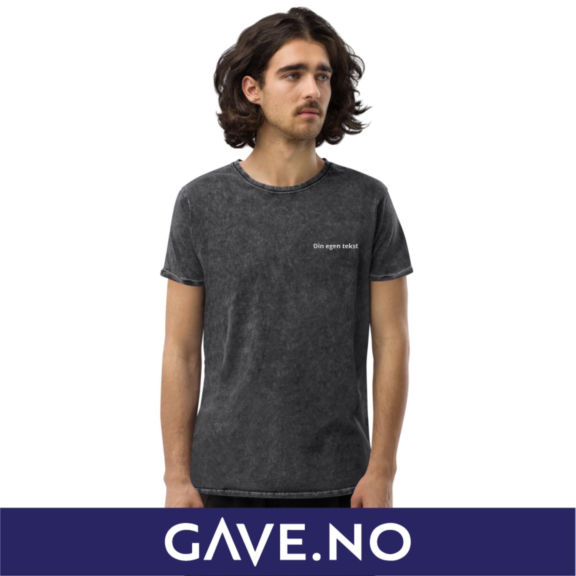 Denim T-skjorte med din egen tekst (brodert venstre)