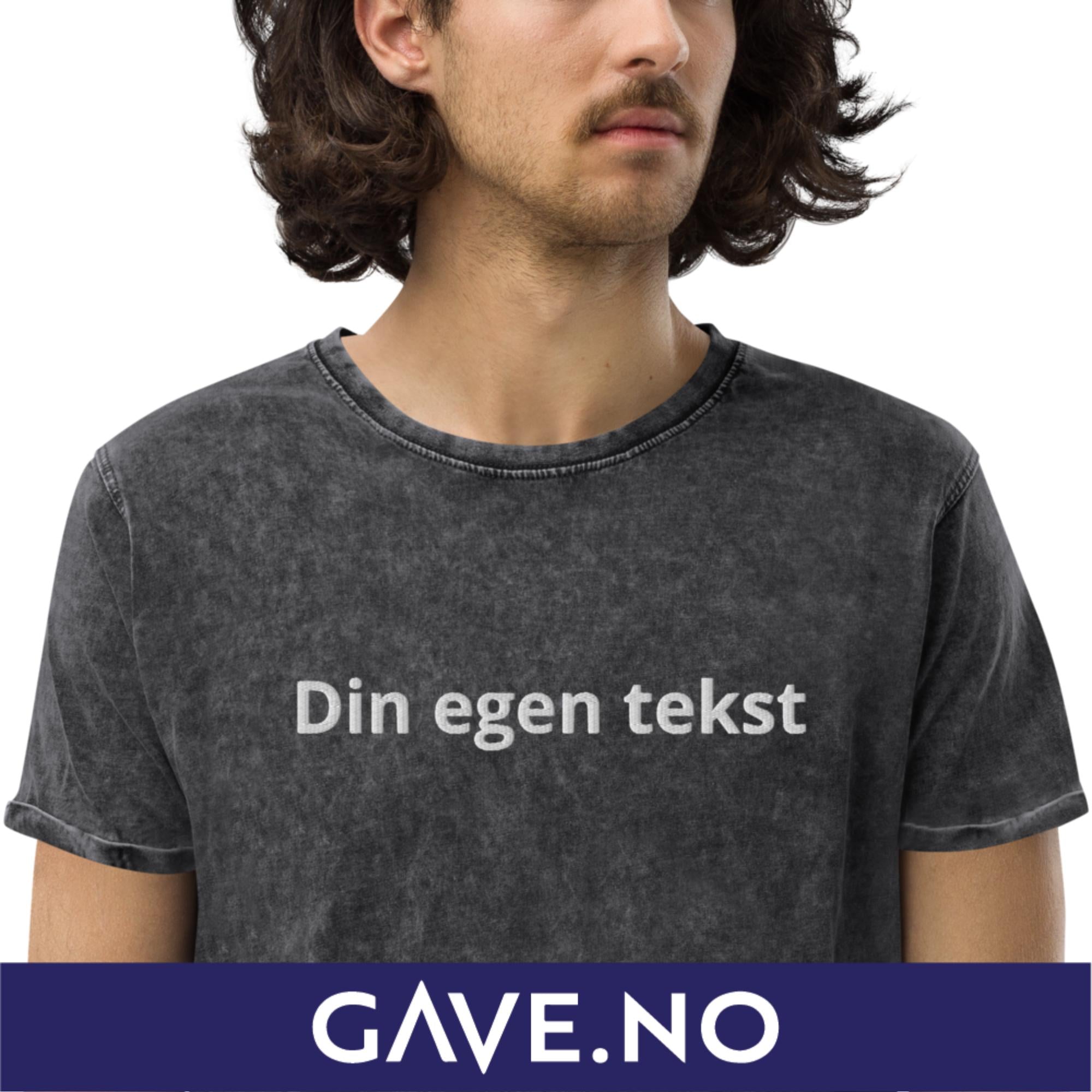 Denim T-skjorte med din egen tekst (brodert front)
