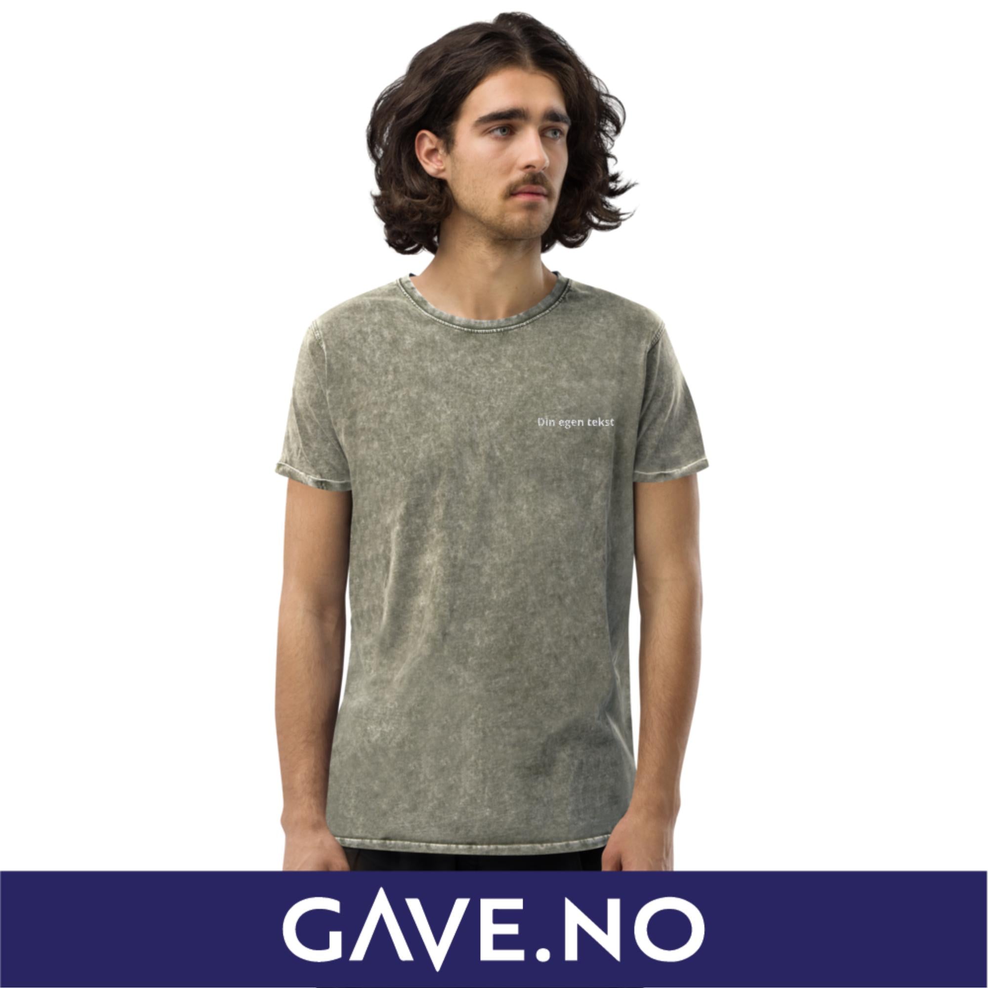 Denim T-skjorte med din egen tekst (brodert venstre)