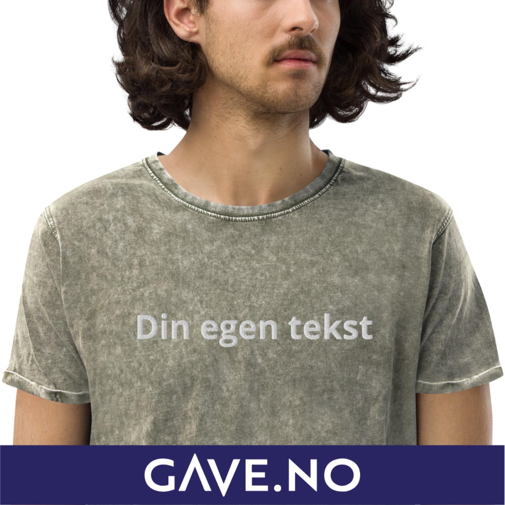 Denim T-skjorte med din egen tekst (brodert front)