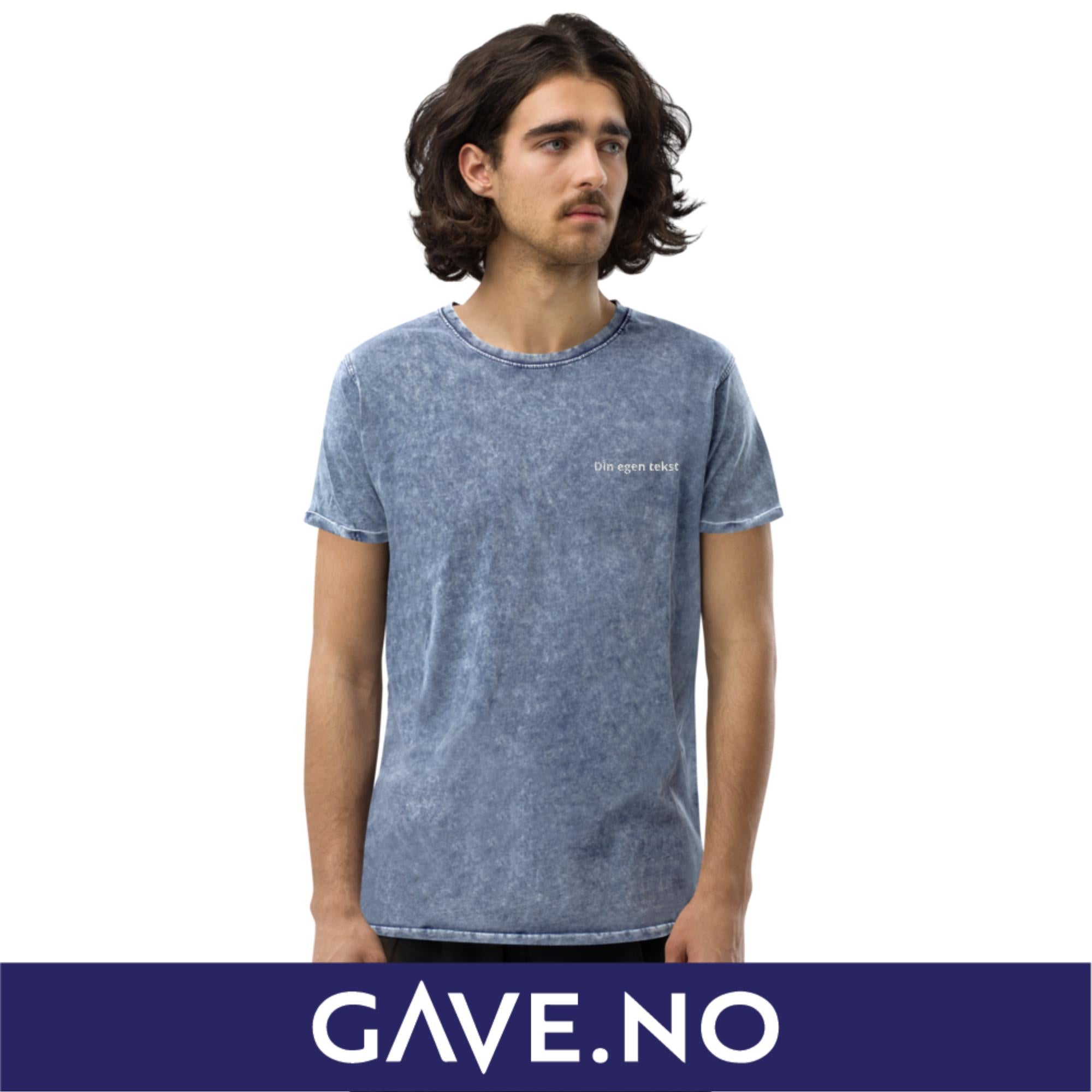 Denim T-skjorte med din egen tekst (brodert venstre)