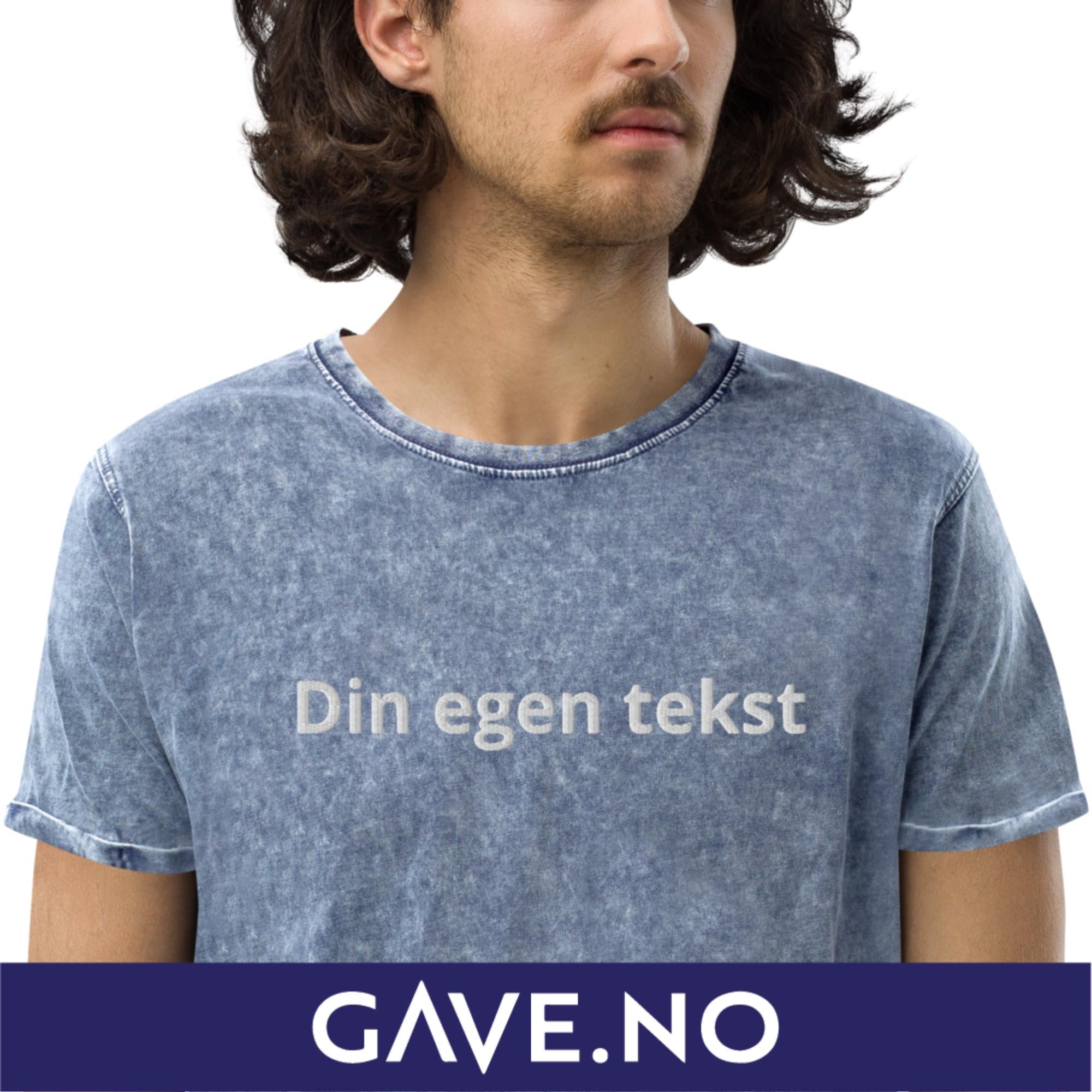 Denim T-skjorte med din egen tekst (brodert front)