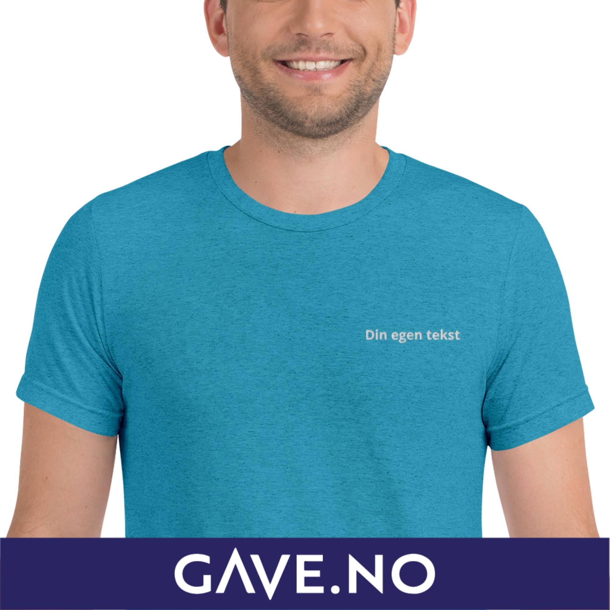 Kortermet t-skjorte med din egen tekst (brodert venstre)