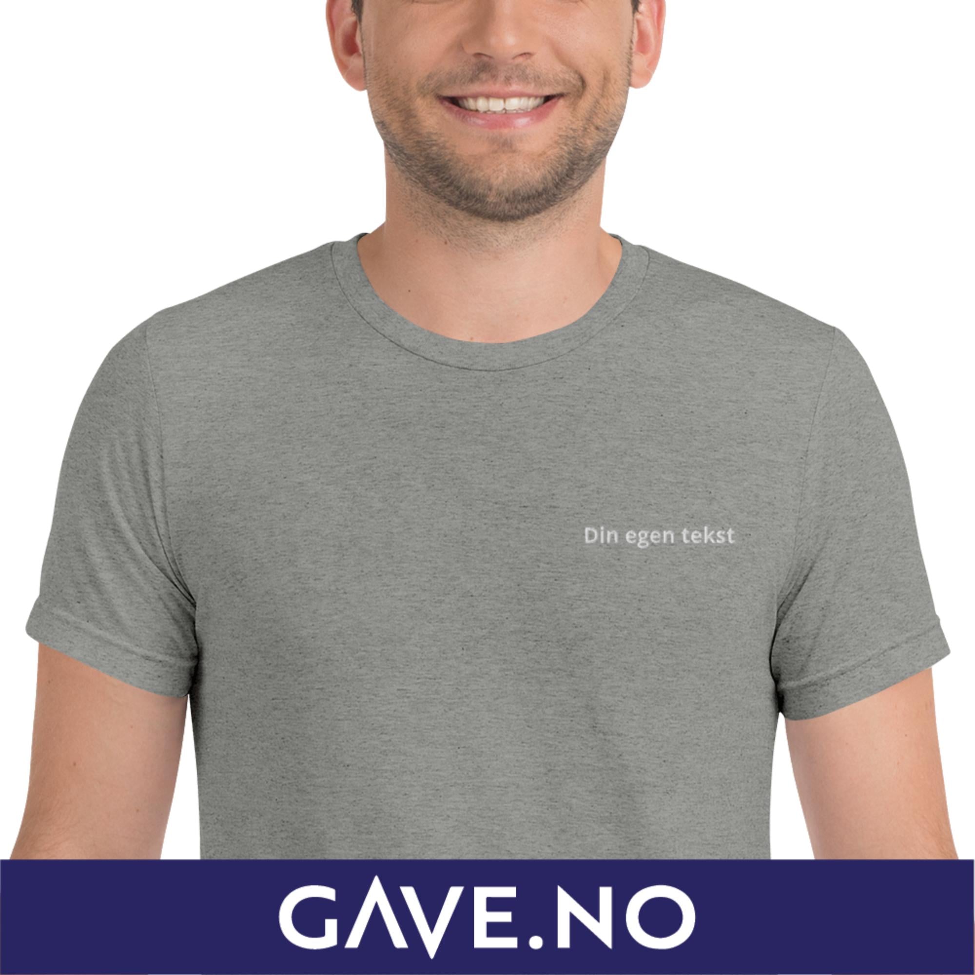 Kortermet t-skjorte med din egen tekst (brodert venstre)