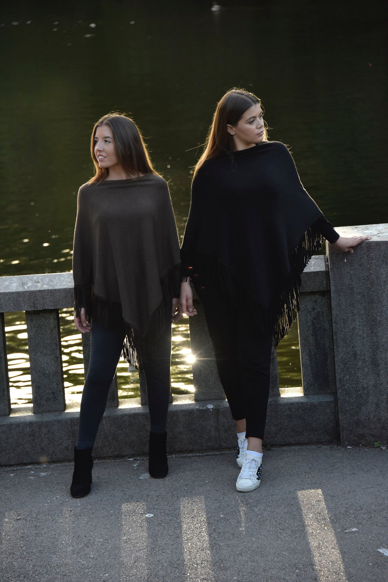 Cashmere poncho with fringe navy