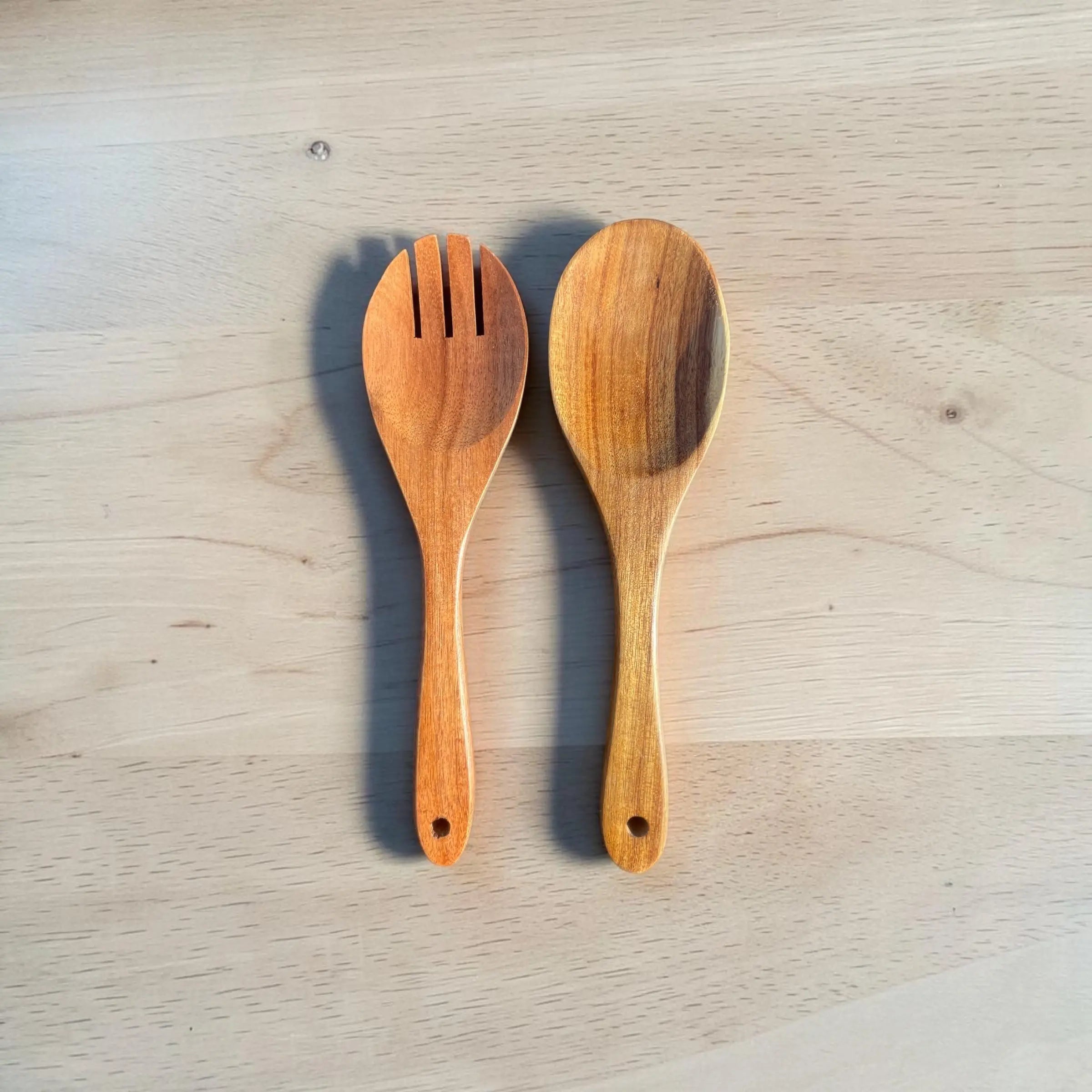 Salatbestikk i akasietre – elegant servering, naturlig tre
