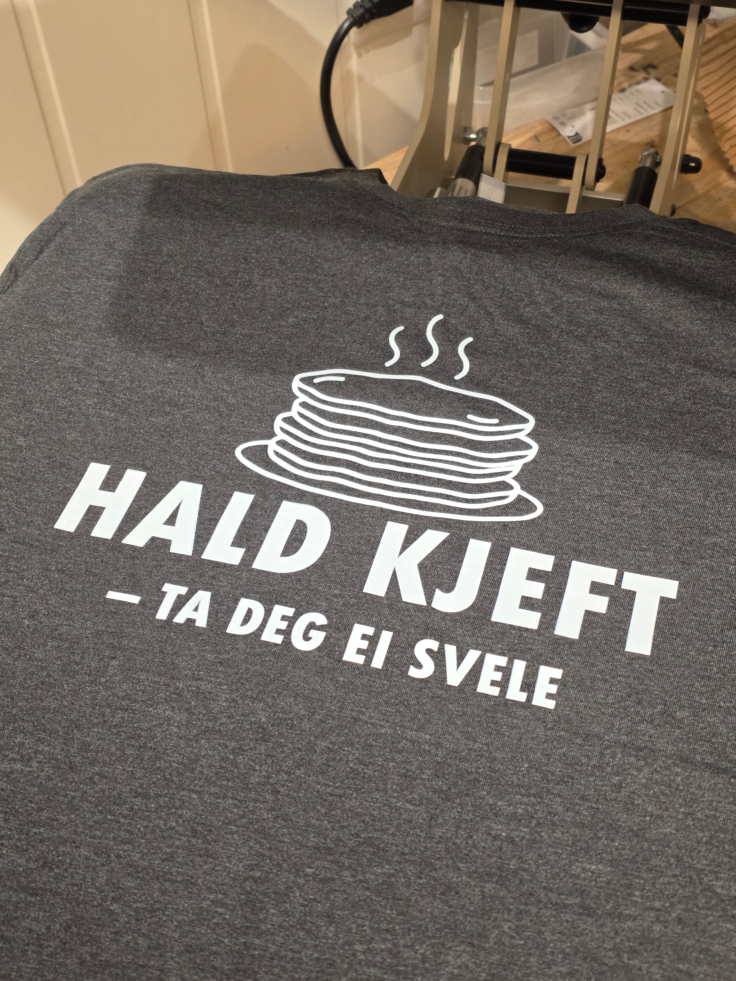 Hald kjeft ta deg ei svele - tskjorte (OUTLET)