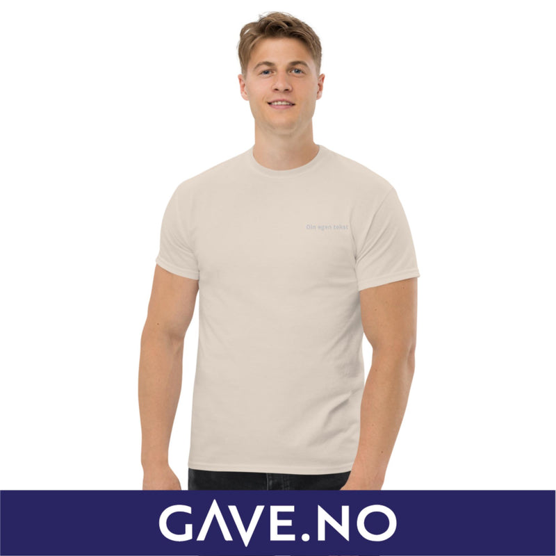 Klassisk t-skjorte for menn med din egen tekst (brodert venstre)