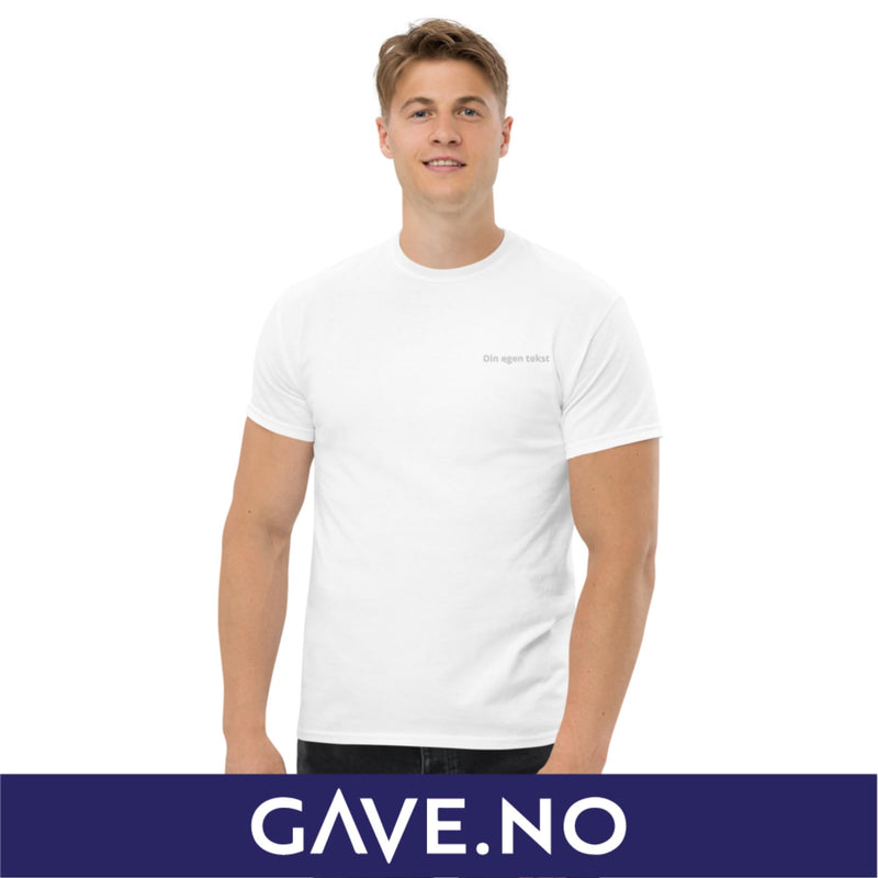Klassisk t-skjorte for menn med din egen tekst (brodert venstre)